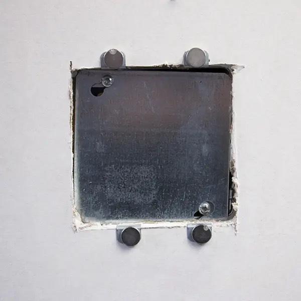 Would you cover an an access plate like this? 🤔put the clips on the edge of the drywall, attach your magnets and snap on thevaccess plate cover. There’s no drilling or drywall damage required…so yeah get on it 🤙
-
#rackatiers #rackatierstools #accessplatecover #electrician #resi #electricians #electricalcontractor #electricianlife #bluecollar #sparky #sparkylife #electriciantools #electricianproblems